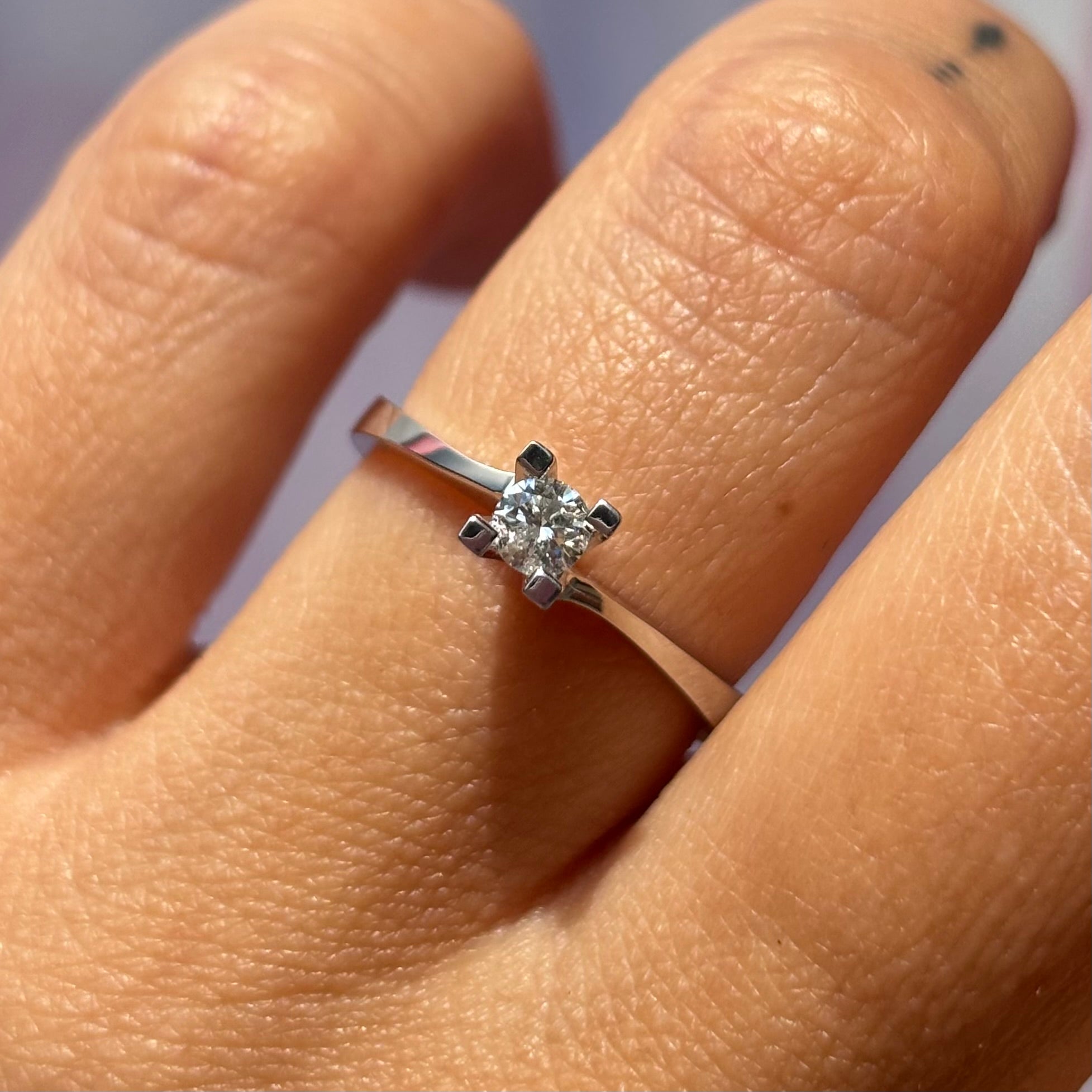 Класически пръстен от бяло злато с диамант 0.18 карата